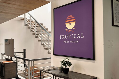 Spacious city center house with swimming pool. Pet-Friendly!