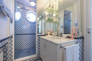 Shower, hair dryer, bidet, towels