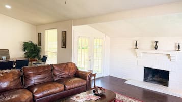 Televisi layar datar 32-inci dengan saluran TV kabel