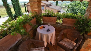 House | Balcony - Apartment Near Lake Trasimeno Vineyards (Castiglione del Lago)