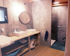 Shower, eco-friendly toiletries, hair dryer, towels - Self-catering ecogîte in the heart of the forest at La Chapelle-en-Vercors (La Chapelle-en-Vercors)