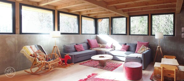 Chimenea, libros, biblioteca de música, estéreo