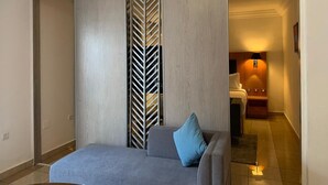 Sviitti, parveke | Tallelokero huoneessa, ilmainen Wi-Fi