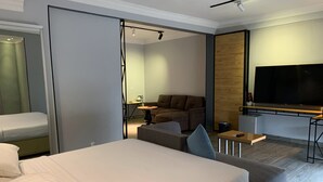Deluxe-huone, parveke | Tallelokero huoneessa, ilmainen Wi-Fi