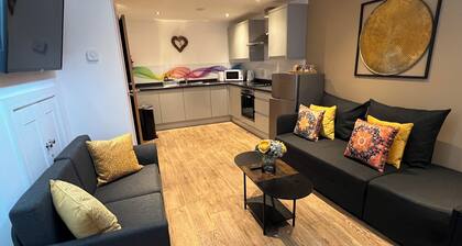 Glastonbury Hidden Passage, 1 Bedroom Split-Level Apt, Sleeps 3