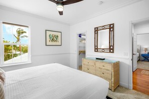 4 bedrooms, free WiFi, bed sheets - Escape to The Big Dipper: Siesta Key Canal Front Home with Pool and Private Dock (Siesta Key)