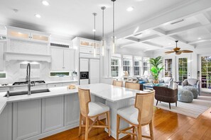 Kylskåp, mikrovågsugn, ugn och spishäll