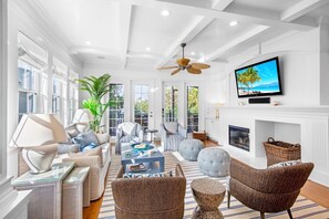 Een smart-tv en een open haard