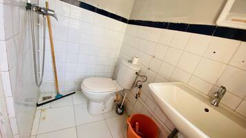 Ducha, toallas y papel higiénico