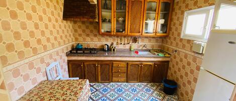 Frigorífico, placa de cocina, hervidor eléctrico y utensilios de cocina