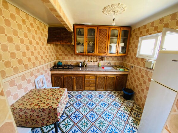 Fridge, stovetop, electric kettle, cookware/dishes/utensils