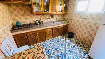 Frigorífico, placa de cocina, hervidor eléctrico y utensilios de cocina