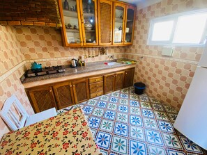 Fridge, stovetop, electric kettle, cookware/dishes/utensils - Welcoming 1-bedroom apartment in Essaouira with WiFi access (Essaouira)