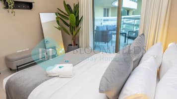 Appartement, 1 tweepersoonsbed, niet-roken | 1 slaapkamer, een kluis op de kamer, een strijkplank/strijkijzer