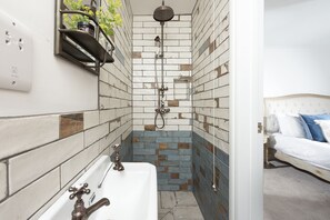 Douche, sèche-cheveux, serviettes fournies