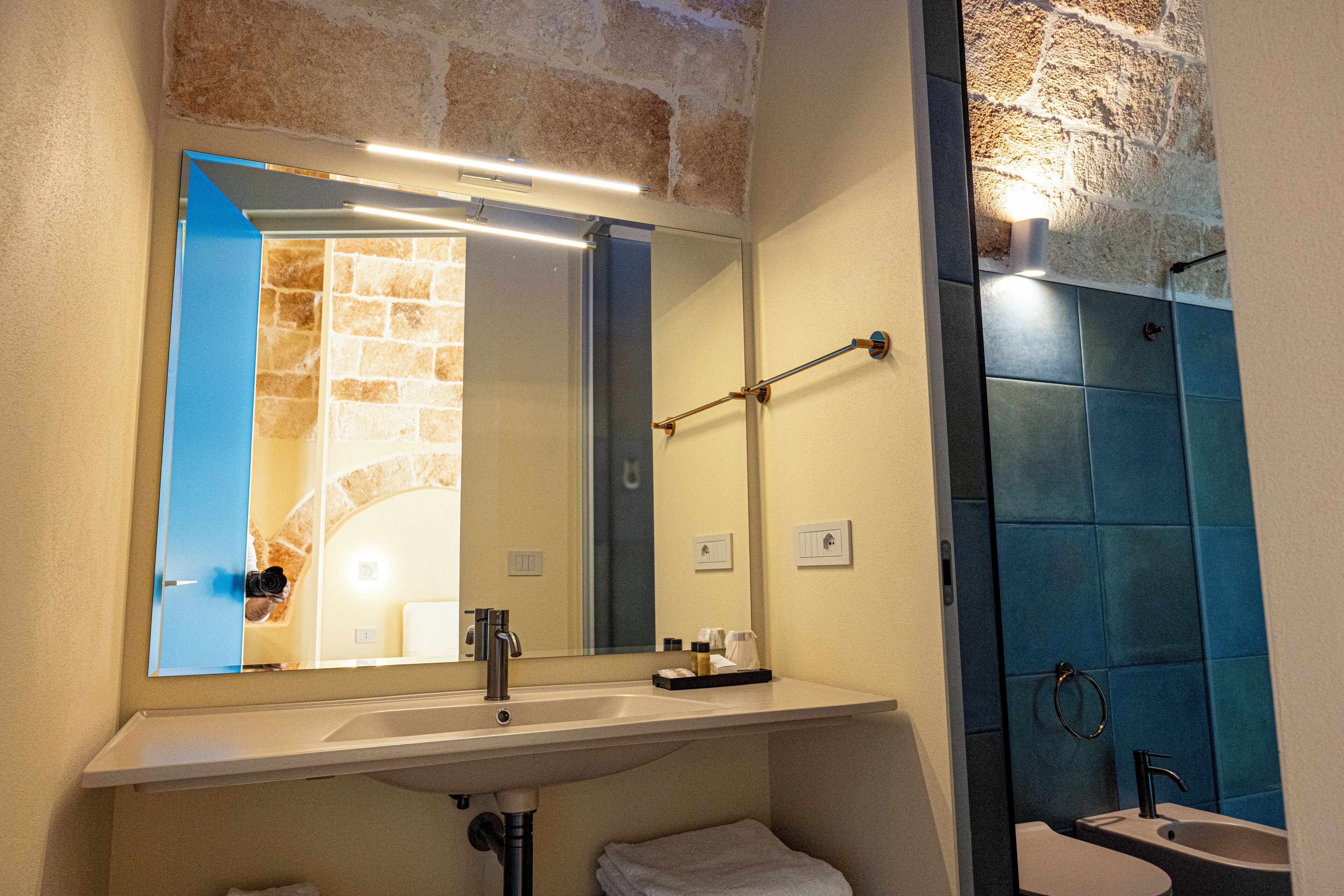 Appartamento Deluxe, 1 letto king con divano letto, balcone, vista città | Bagno | Set di cortesia firmato, asciugacapelli, accappatoio, pantofole