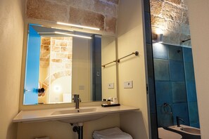 Deluxe-Apartment, 1Â King-Bett und Schlafsofa, Balkon, Stadtblick | Badezimmer