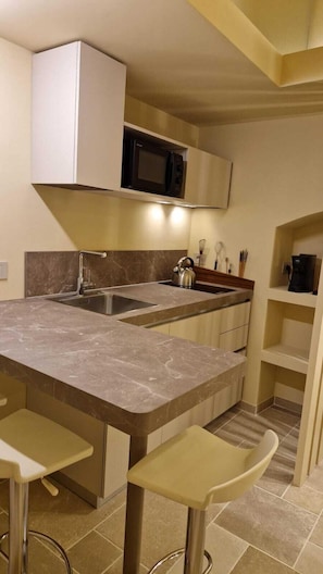 Comfort Apartment, 1 King Bed with Sofa bed | Private kitchen | Full-size fridge, microwave, stovetop, espresso maker - Iris Apartments (Monopoli)