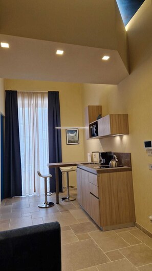 Superior-Apartment, Balkon, Stadtblick | Eigene Küche | Großer Kühlschrank, Mikrowelle, Herdplatte, Espressomaschine