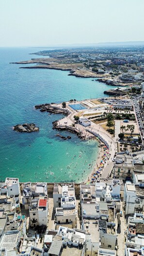 靠近海滩、海滩班车、海滩遮阳伞、沙滩毛巾