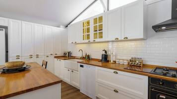 Frigorífico, horno, placa de cocina y lavavajillas