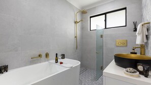 Dusche, Haartrockner, Handtücher