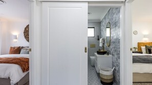 2 habitaciones, tabla de planchar con plancha y cuna de viaje 
