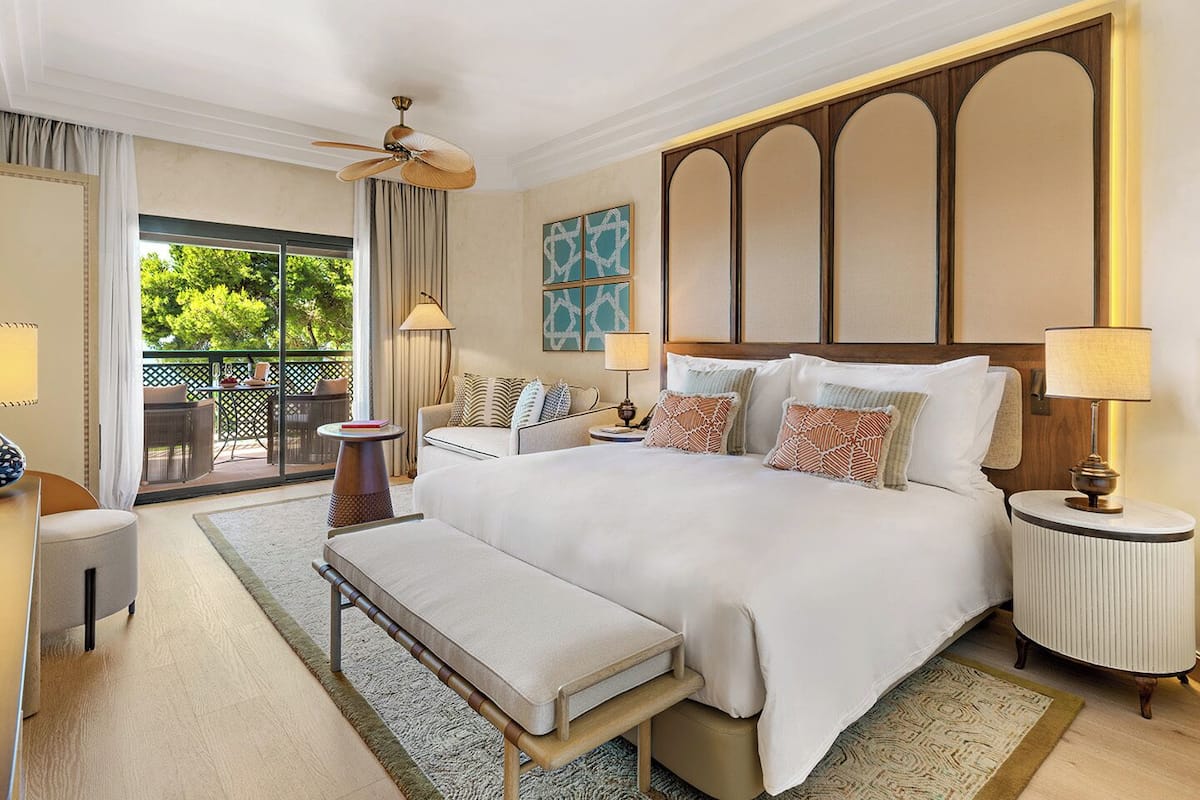 Rom – deluxe, 1 kingsize-seng, hageutsikt | Allergitestet sengetøy, minibar, skrivebord og skrivebord for bærbar PC