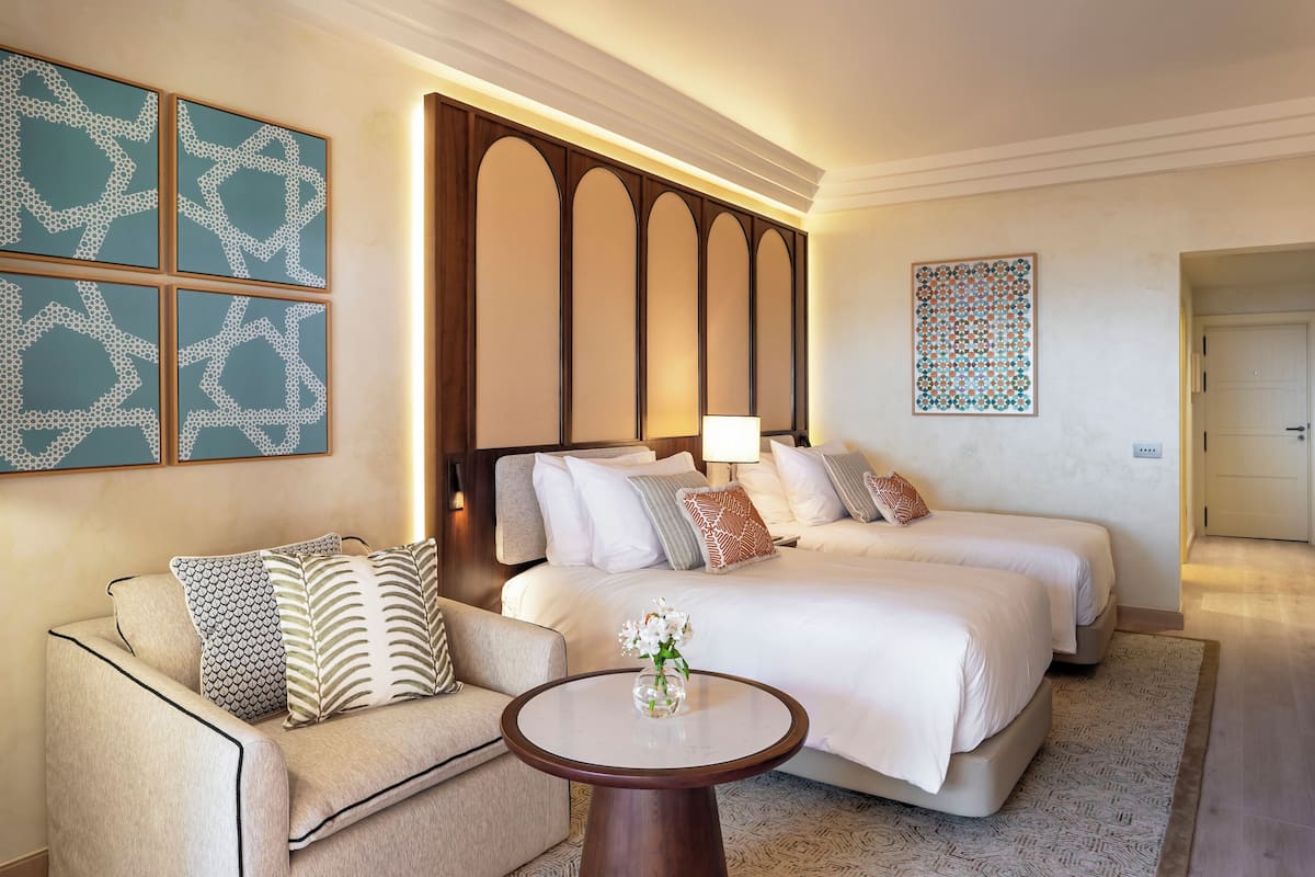 Premium Twin kamer | Hypoallergeen beddengoed, een minibar, een bureau, een laptopwerkplek