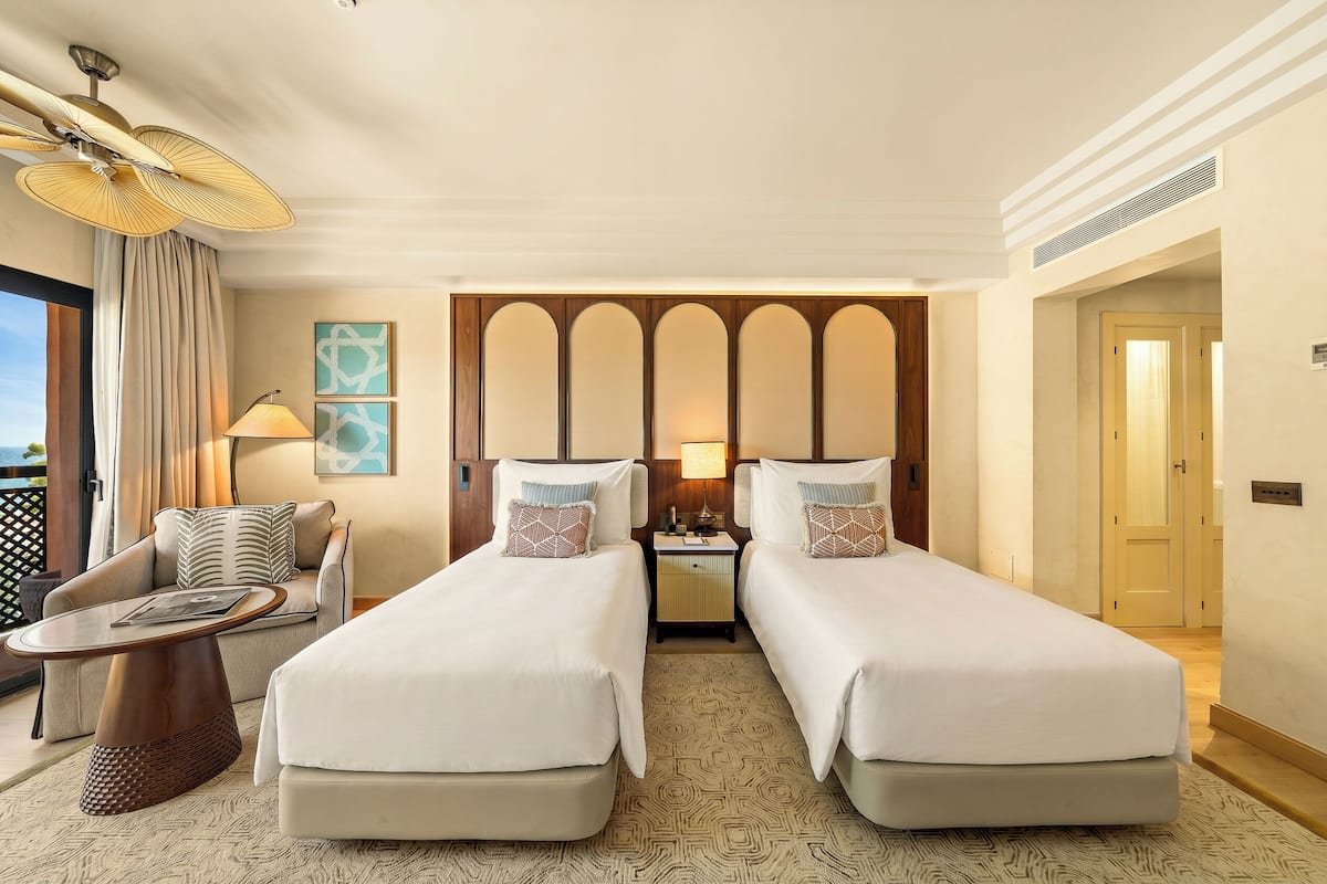 Ropa de cama hipoalergénica, minibar y escritorio