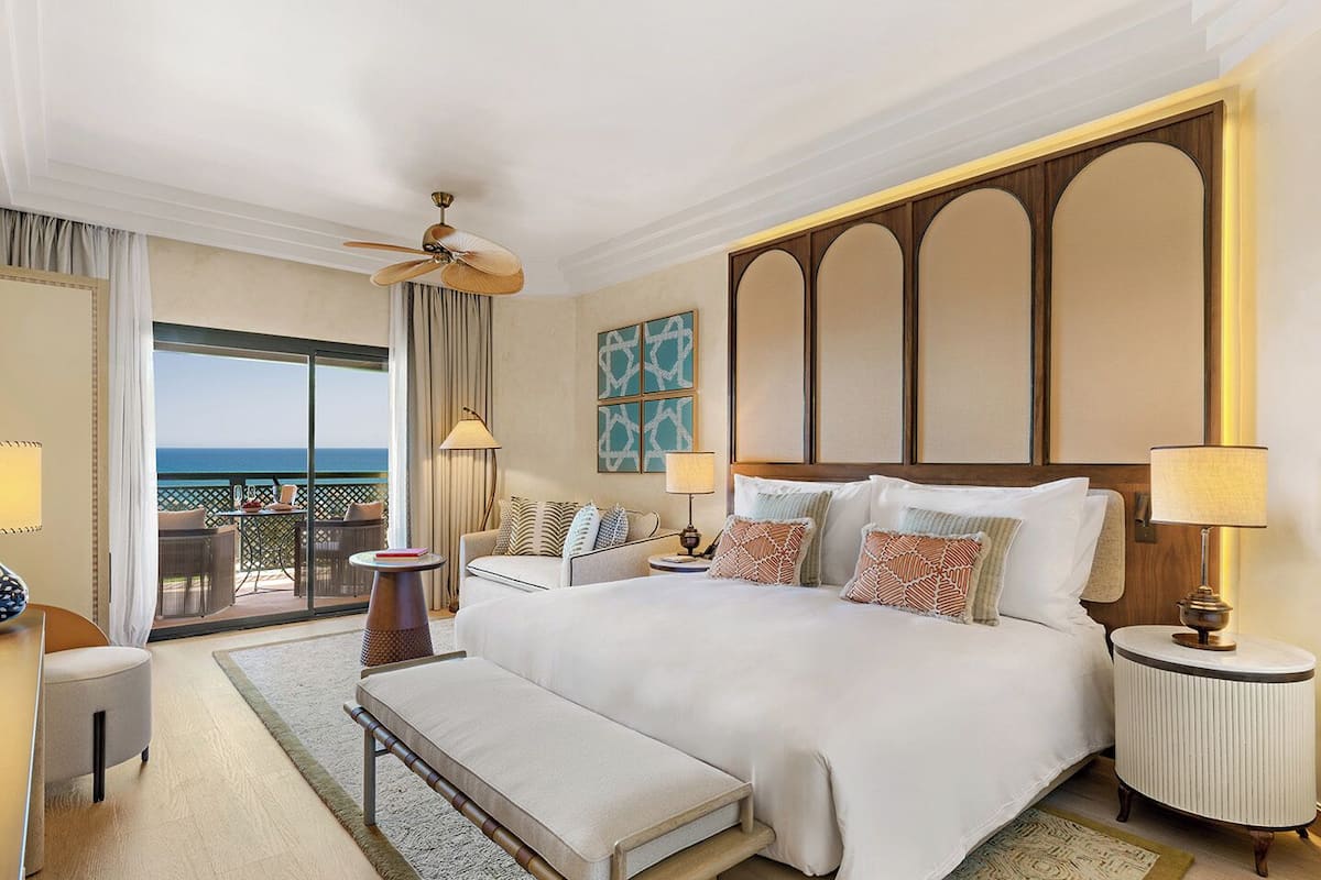 Habitación Deluxe, 1 cama de matrimonio grande, vistas al mar | Ropa de cama hipoalergénica, minibar, escritorio