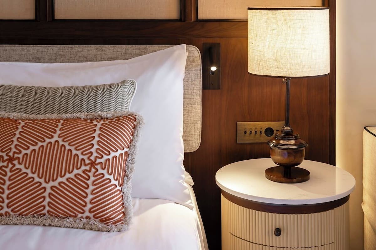 低過敏寢具、迷你吧、書桌、筆電工作空間