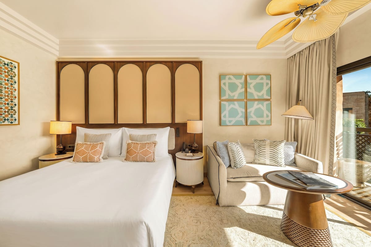 Ropa de cama hipoalergénica, minibar y escritorio