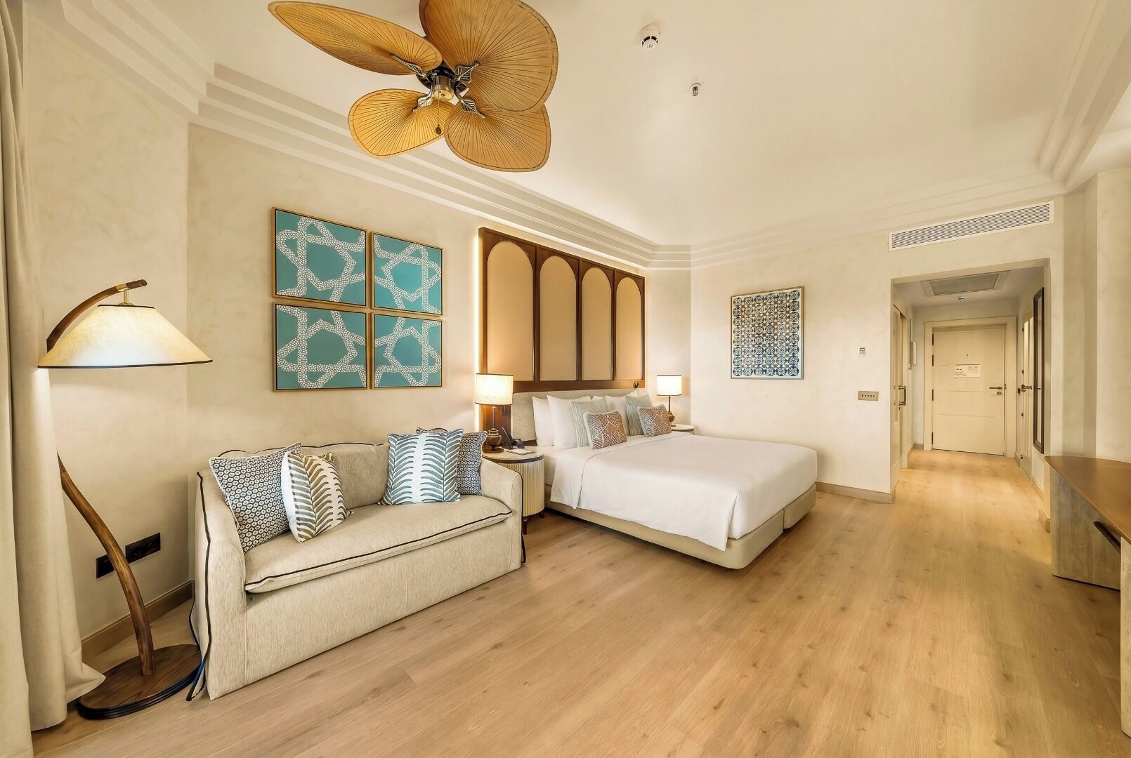 Deluxe Room, 1 King Bed, Accessible | Hypo-allergenic bedding available, minibar, desk, laptop workspace