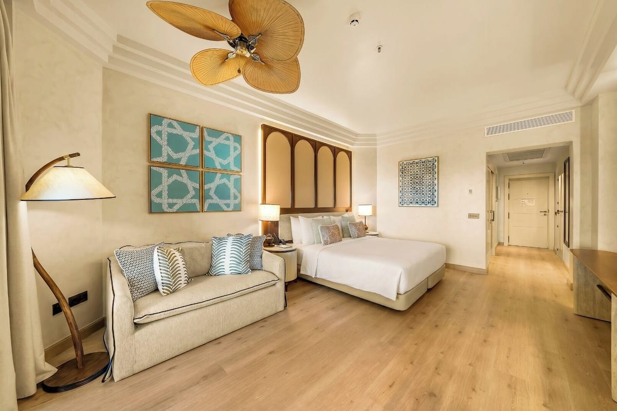 Ropa de cama hipoalergénica, minibar y escritorio