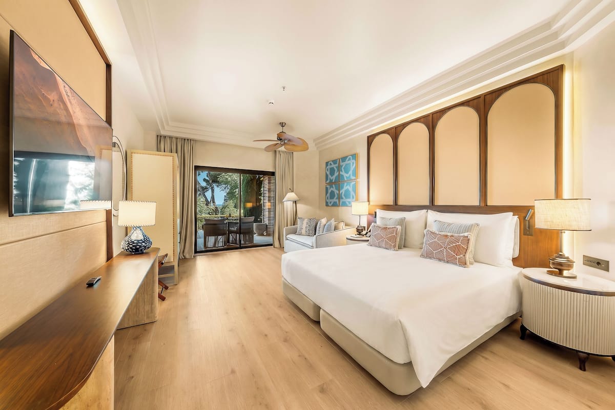 Ropa de cama hipoalergénica, minibar y escritorio