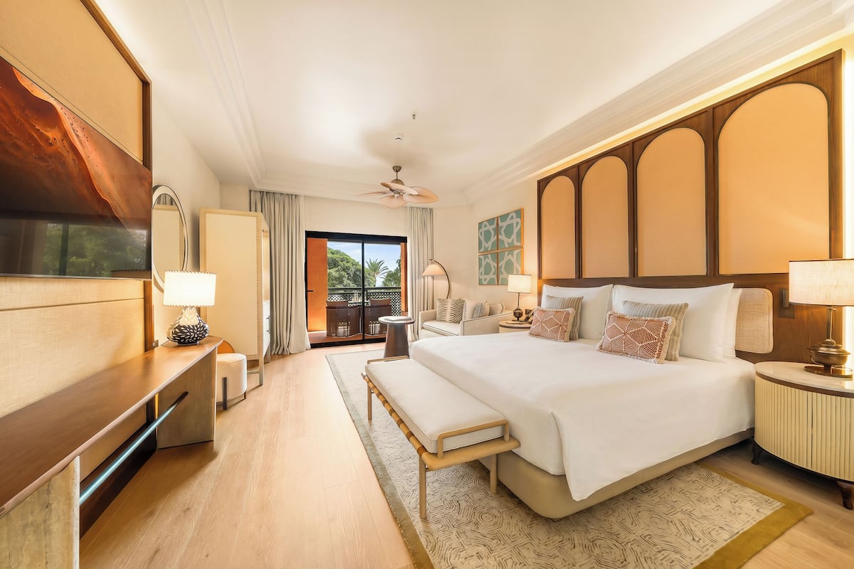 Ropa de cama hipoalergénica, minibar y escritorio