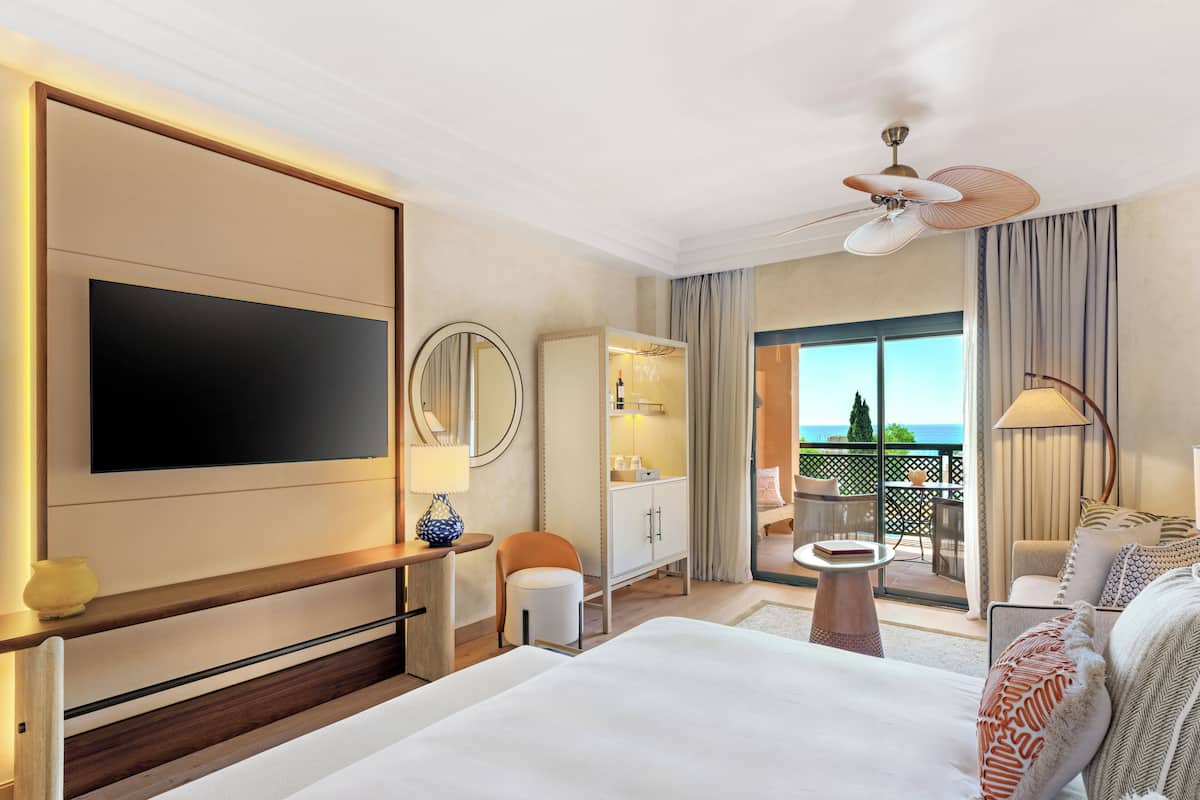 Hypo-allergenic bedding, minibar, desk, laptop workspace