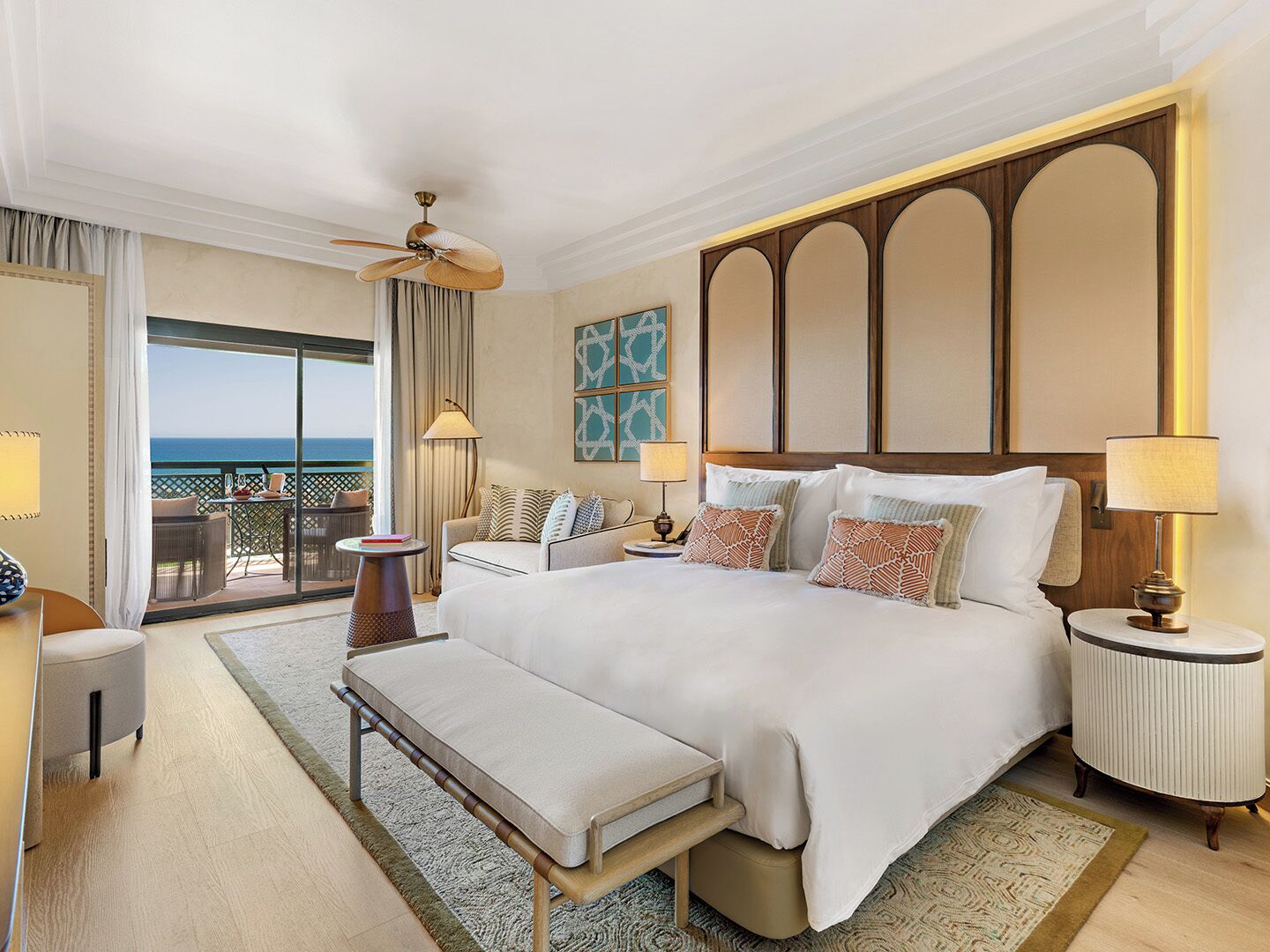 Suite junior, vistas a la piscina | Ropa de cama hipoalergénica, minibar, escritorio