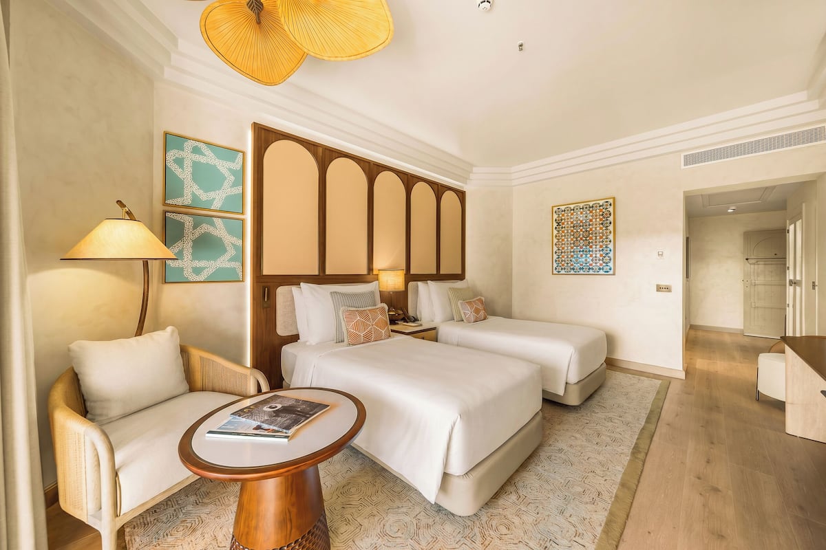 Ropa de cama hipoalergénica, minibar y escritorio