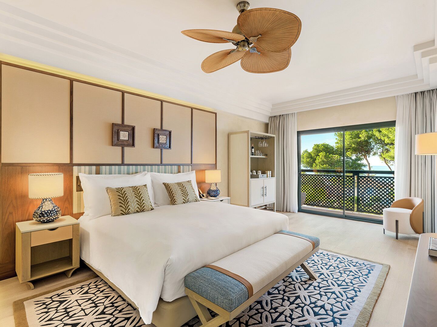 Ropa de cama hipoalergénica, minibar, escritorio