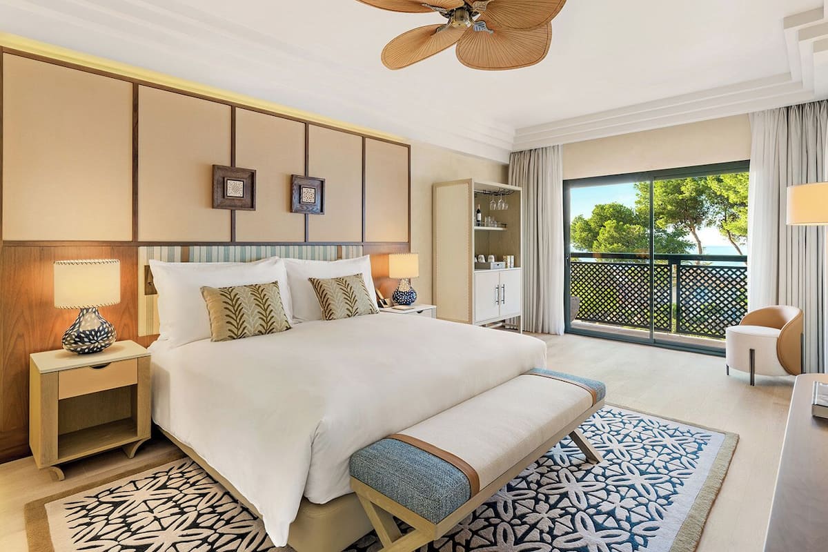 Ropa de cama hipoalergénica, minibar, escritorio