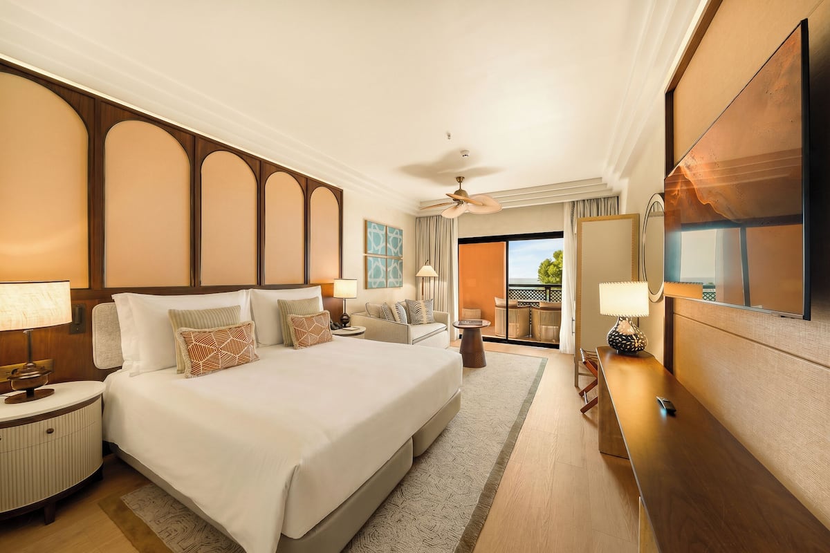 Ropa de cama hipoalergénica, minibar y escritorio
