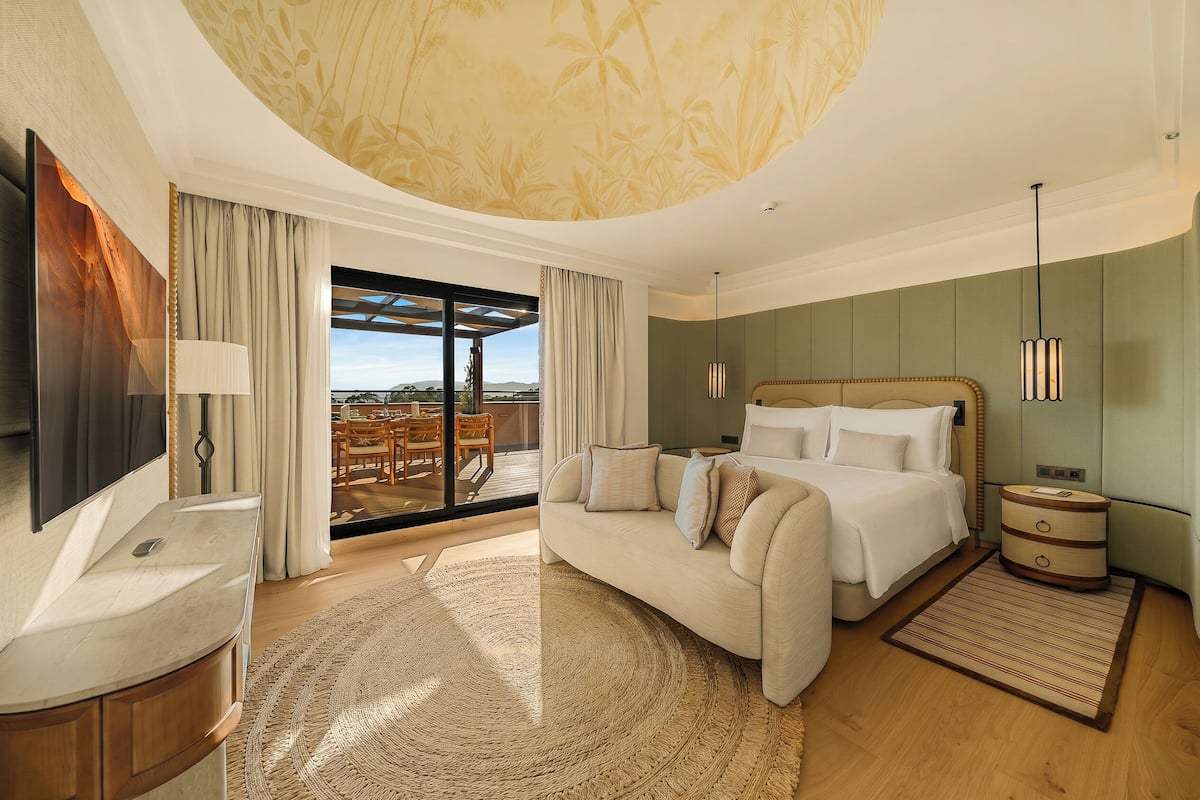 Ropa de cama hipoalergénica, minibar y escritorio