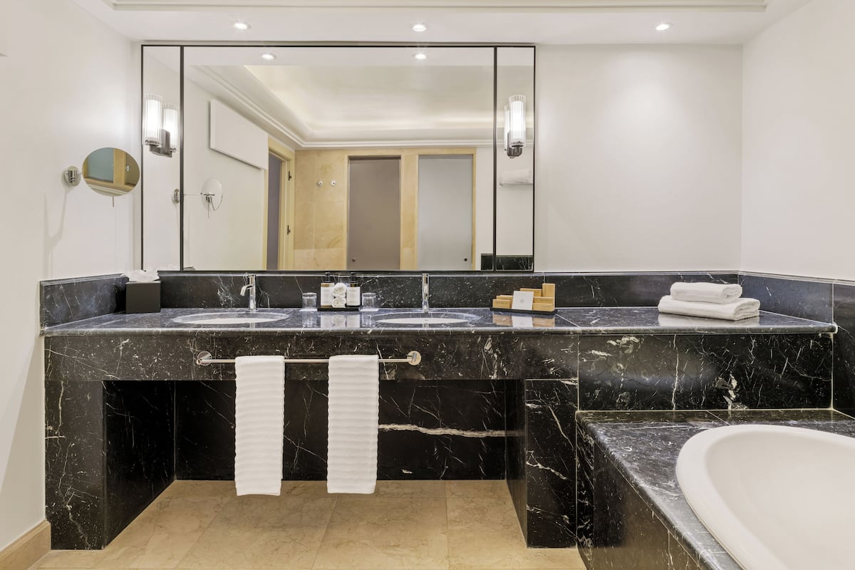 Ducha y bañera combinadas, secador de pelo, zapatillas y toallas