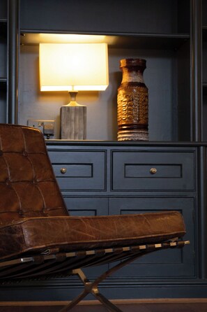 Apartamento, 2 quartos | Área de estar | TV de tela plana 55 cm com canais via satélite, Netflix