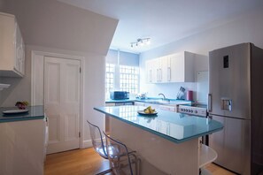 Luxury Penthouse, 4 Bedrooms | Private kitchen | Fridge, microwave, oven, stovetop - The Egerton - Serviced  Apartments (London)