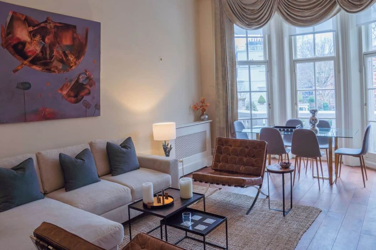 Appartement, 2 slaapkamers | Woonruimte | Een 55-cm flatscreentelevisie met satellietzenders en Netflix