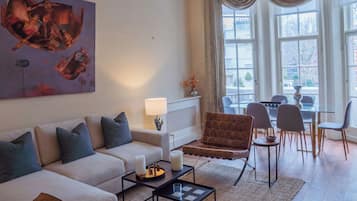 Apartment, 2 Schlafzimmer | Wohnbereich | 55-cm-Flachbildfernseher mit Satellitenempfang, Netflix