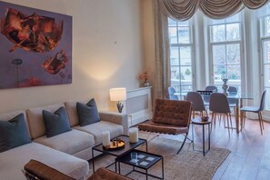 Apartamento, 2 quartos | Área de estar | TV de tela plana 55 cm com canais via satélite, Netflix